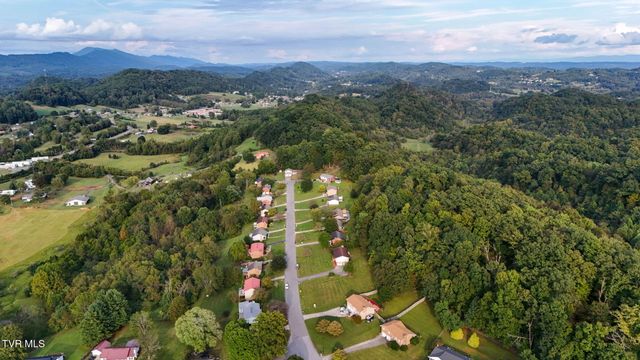 904 South Sherbrooke Circle, Mount Carmel, TN 37645