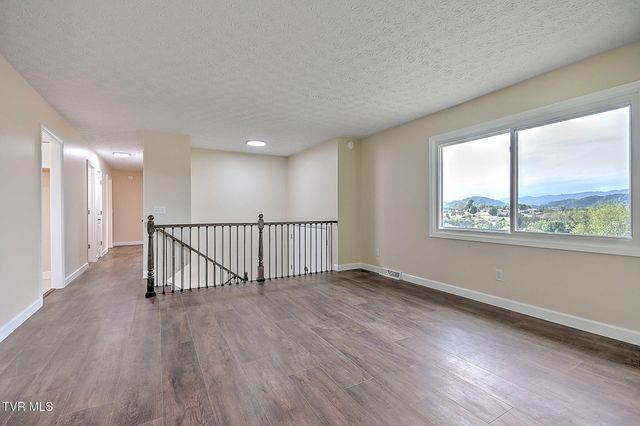 904 South Sherbrooke Circle, Mount Carmel, TN 37645