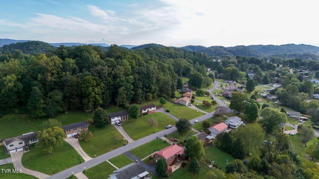 904 South Sherbrooke Circle, Mount Carmel, TN 37645