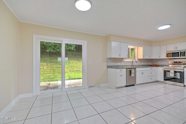 904 South Sherbrooke Circle, Mount Carmel, TN 37645