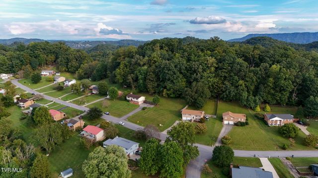 904 South Sherbrooke Circle, Mount Carmel, TN 37645