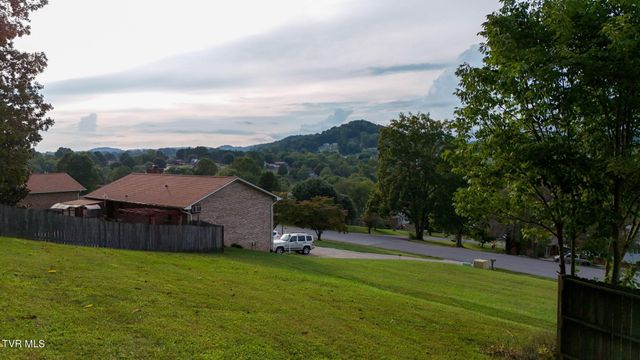 904 South Sherbrooke Circle, Mount Carmel, TN 37645