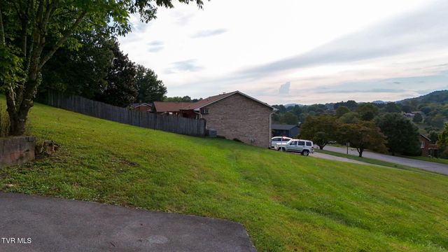 904 South Sherbrooke Circle, Mount Carmel, TN 37645