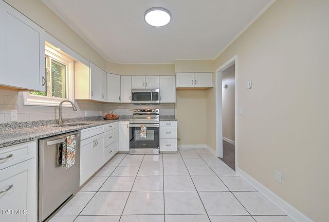 904 South Sherbrooke Circle, Mount Carmel, TN 37645