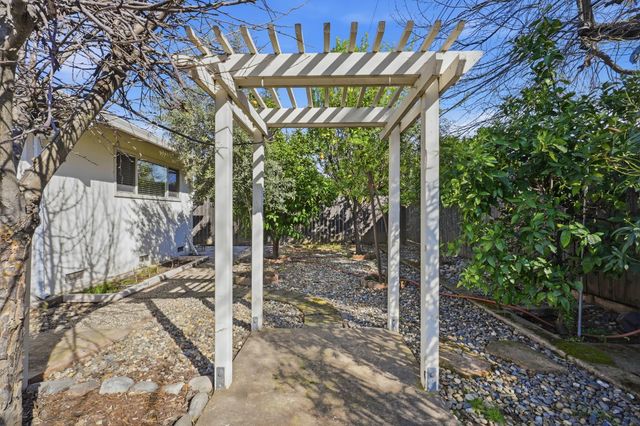 8142 Treecrest Ave, Fair Oaks, CA 95628