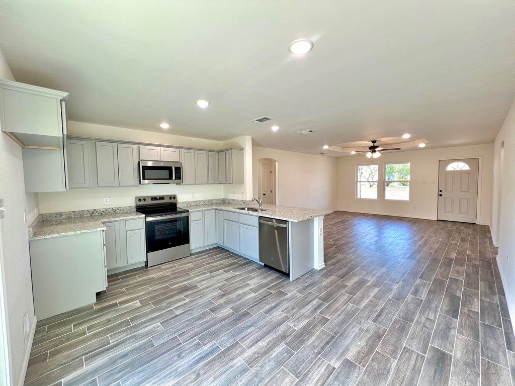 Image 5 of property listing at 313 E 25th St, San Angelo, TX 76903