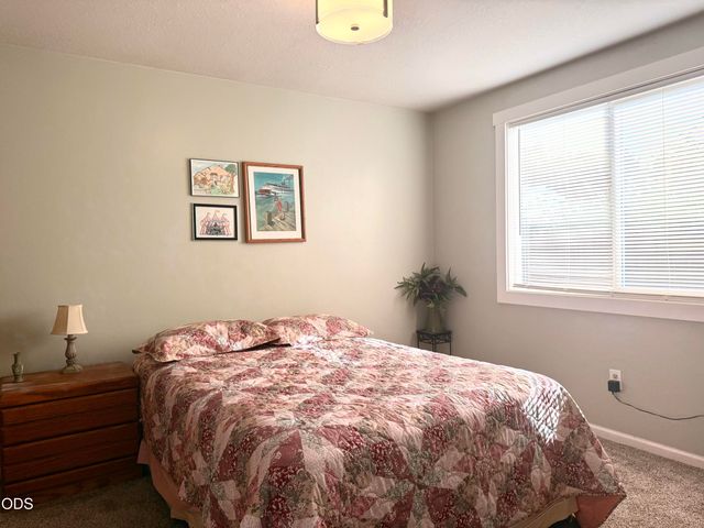 1002 Angler Lane, Grants Pass, OR 97527