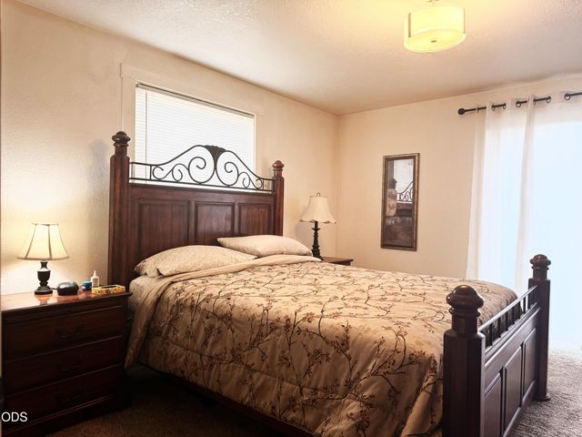 1002 Angler Lane, Grants Pass, OR 97527