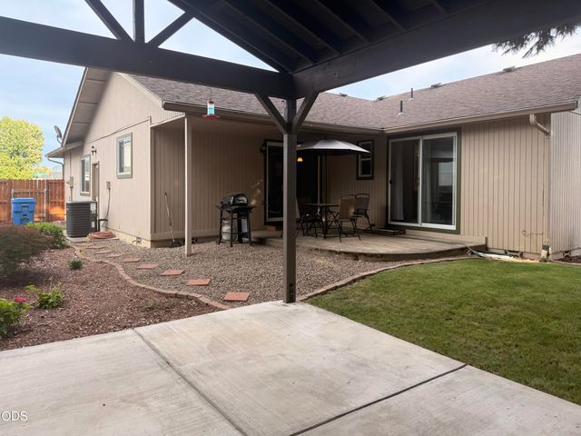 1002 Angler Lane, Grants Pass, OR 97527