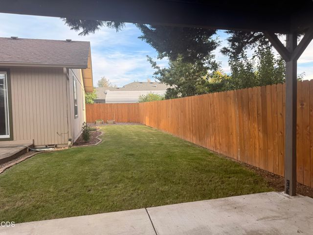1002 Angler Lane, Grants Pass, OR 97527