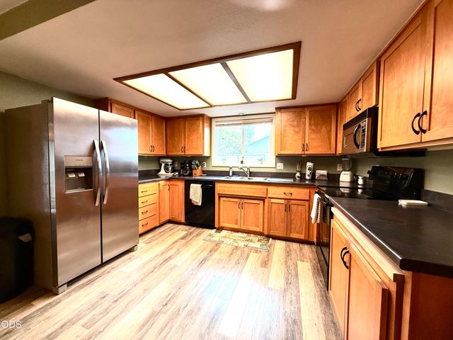 1002 Angler Lane, Grants Pass, OR 97527