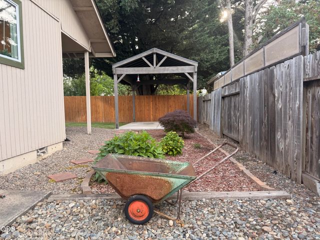 1002 Angler Lane, Grants Pass, OR 97527