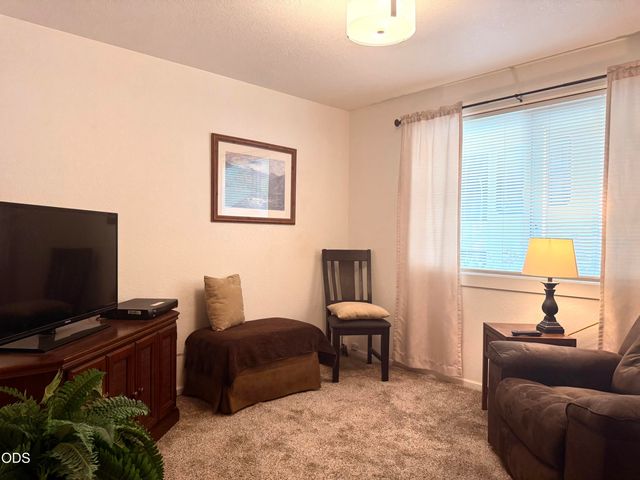 1002 Angler Lane, Grants Pass, OR 97527