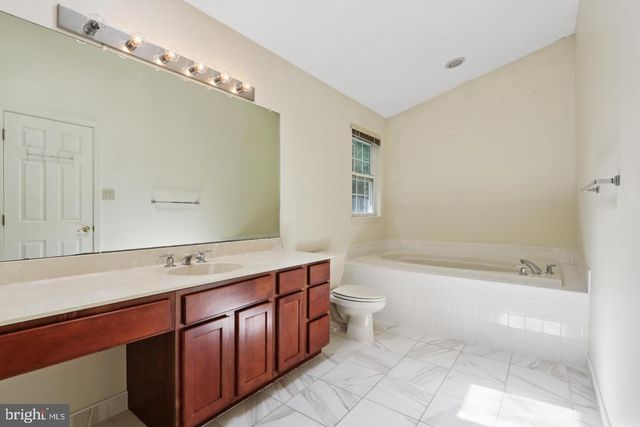 8 FOUNTAIN CT, Cherry Hill, NJ 08034