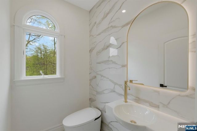 19 Amira Lane, Kinnelon Borough, NJ 07405