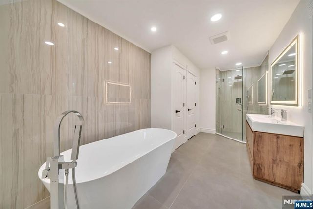 19 Amira Lane, Kinnelon Borough, NJ 07405