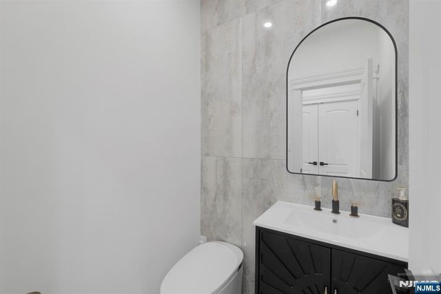 19 Amira Lane, Kinnelon Borough, NJ 07405