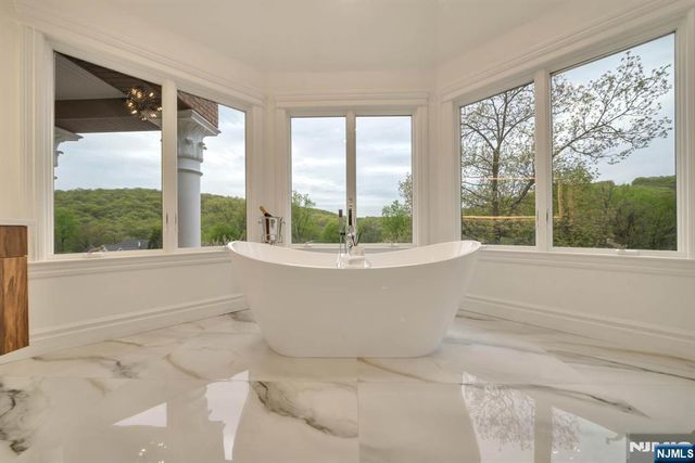 19 Amira Lane, Kinnelon Borough, NJ 07405