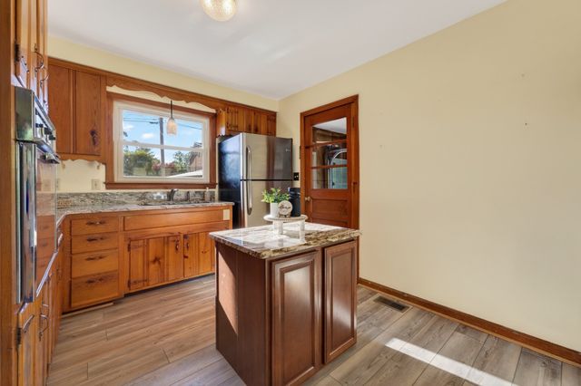 410 Sherwood Dr, Clarksville, TN 37043