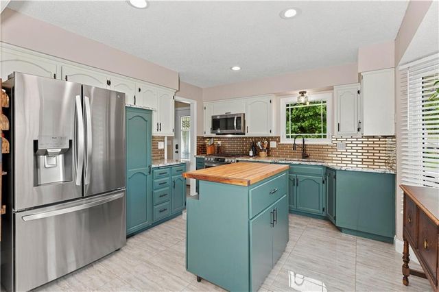 411 SE Claremont Street, Lee's Summit, MO 64063