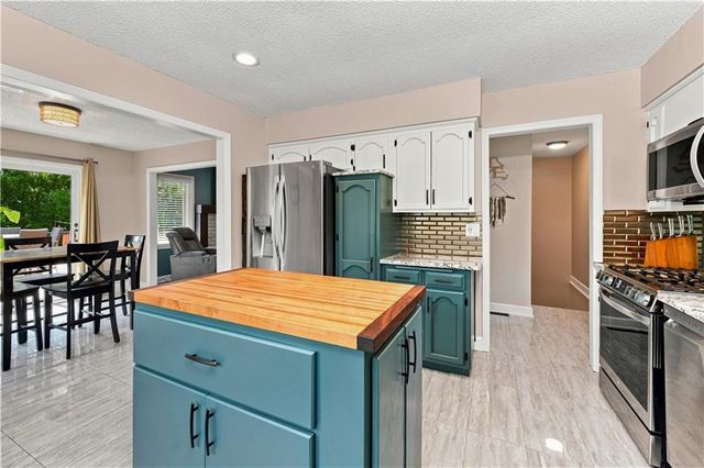 411 SE Claremont Street, Lee's Summit, MO 64063