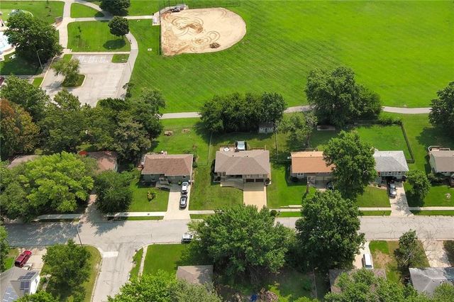 411 SE Claremont Street, Lee's Summit, MO 64063