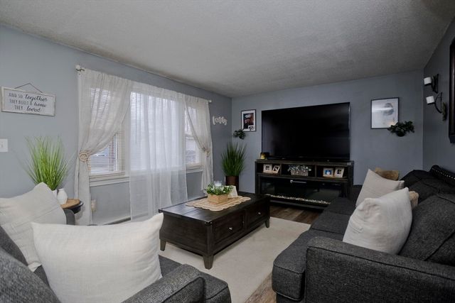 93 Pendleton Ave, Springfield, MA 01109