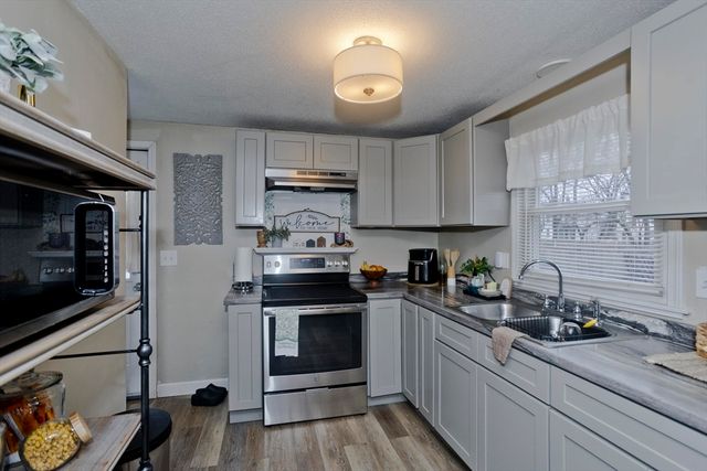 93 Pendleton Ave, Springfield, MA 01109