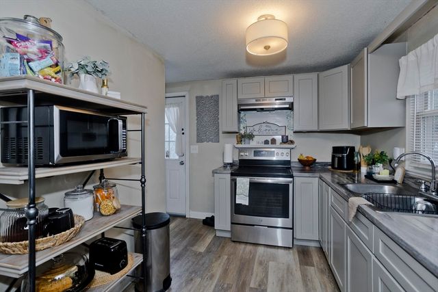 93 Pendleton Ave, Springfield, MA 01109