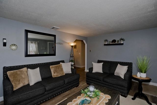 93 Pendleton Ave, Springfield, MA 01109