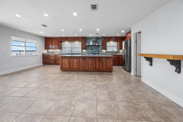 101 Starboard Lane, Shalimar, FL 32579