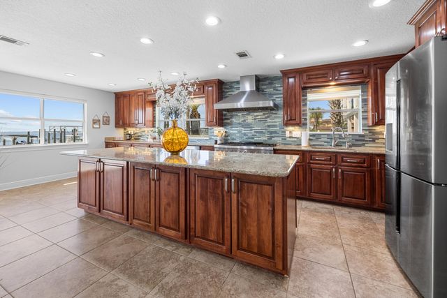 101 Starboard Lane, Shalimar, FL 32579