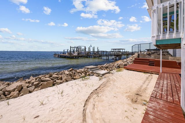 101 Starboard Lane, Shalimar, FL 32579