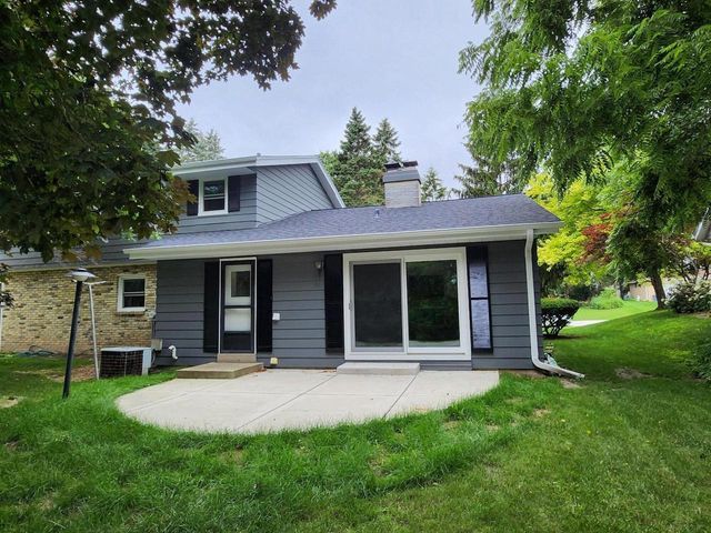 3330 S Hickory ROAD, New Berlin, WI 53151
