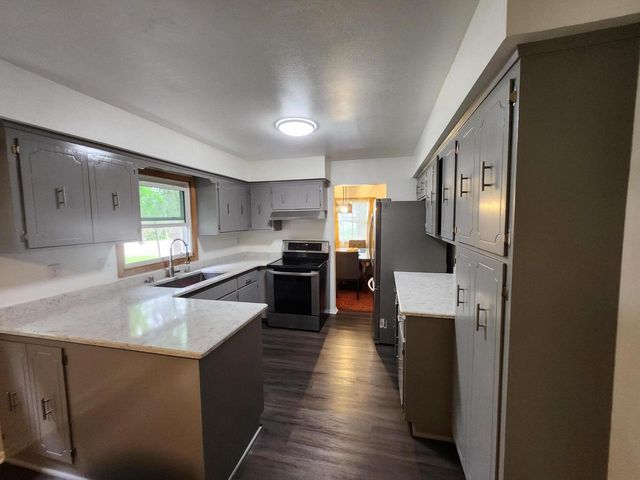 3330 S Hickory ROAD, New Berlin, WI 53151