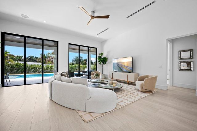 325 W Riverside Drive, Jupiter, FL 33469
