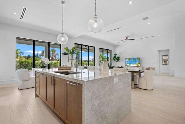 325 W Riverside Drive, Jupiter, FL 33469