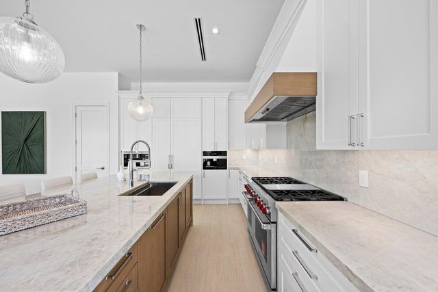 325 W Riverside Drive, Jupiter, FL 33469