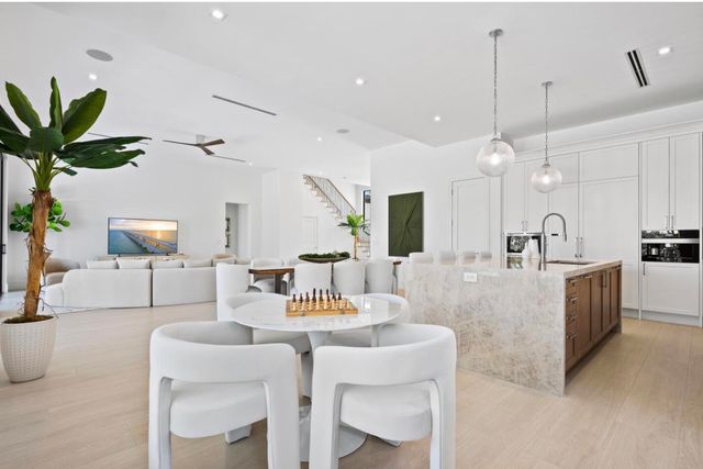 325 W Riverside Drive, Jupiter, FL 33469