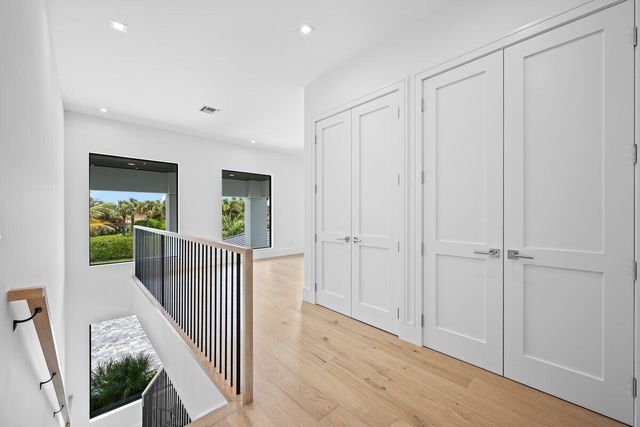 325 W Riverside Drive, Jupiter, FL 33469