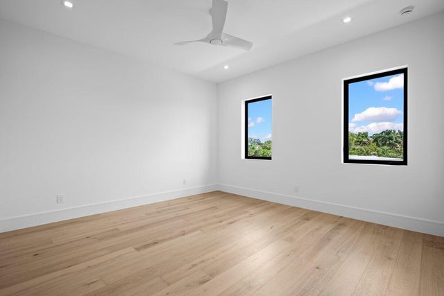 325 W Riverside Drive, Jupiter, FL 33469
