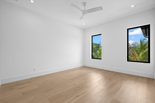 325 W Riverside Drive, Jupiter, FL 33469