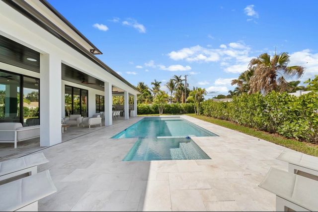 325 W Riverside Drive, Jupiter, FL 33469