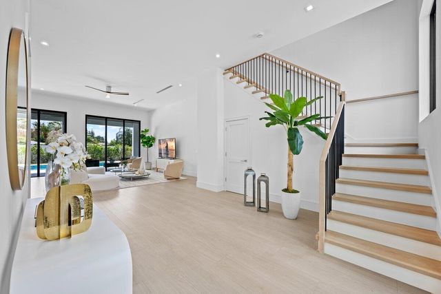 325 W Riverside Drive, Jupiter, FL 33469