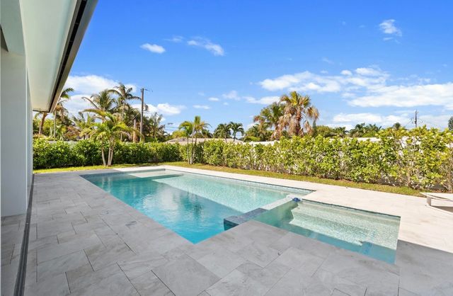 325 W Riverside Drive, Jupiter, FL 33469