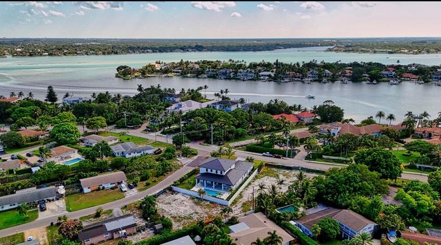 325 W Riverside Drive, Jupiter, FL 33469