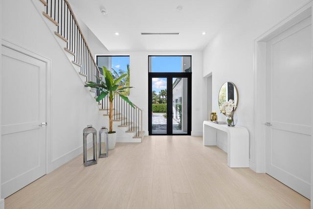 325 W Riverside Drive, Jupiter, FL 33469
