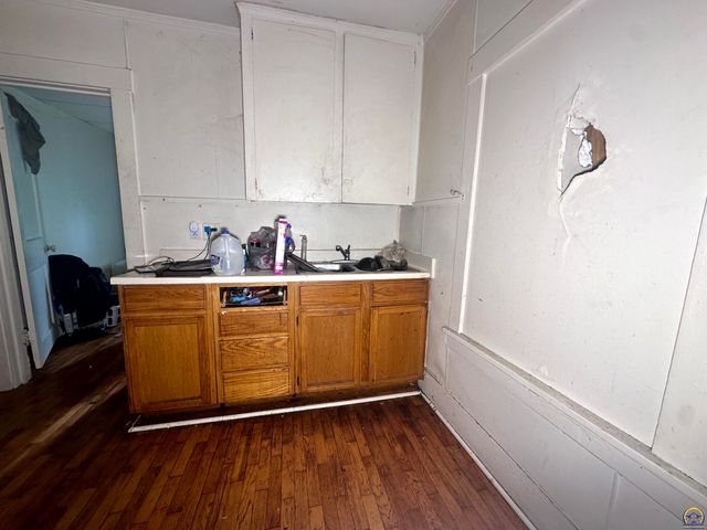 1504 SW Polk ST, Topeka, KS 66612