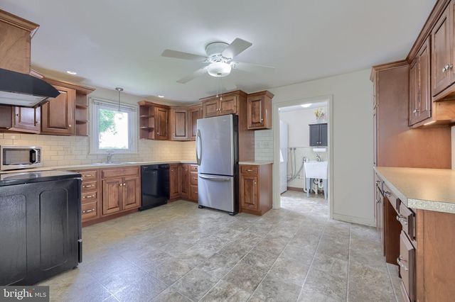 1316 NEWPORT RD, Manheim, PA 17545