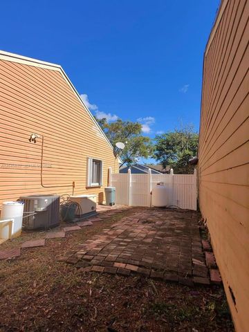 1430 SW 85th Terrace 1430, Pembroke Pines, FL 33025